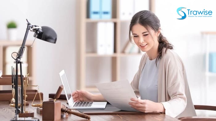 GIẢI ĐÁP: Con gái có nên học ngành thương mại điện tử?