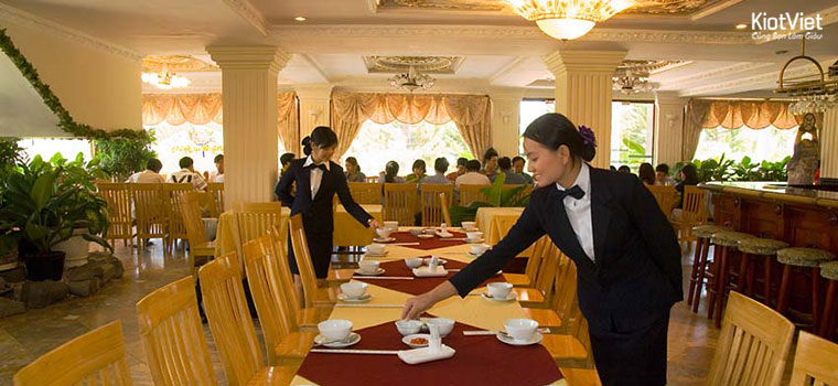 4 kỹ năng cần thiết của nhân viên phục vụ nhà hàng